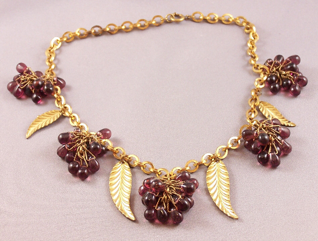 UNS1 glass grape cluster necklace